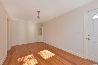 30 N Maryland Ave in Port Washington, NY - Building Photo - Building Photo