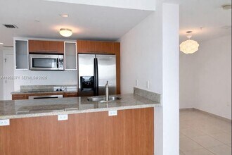 185 SW 7th St in Miami, FL - Building Photo - Building Photo