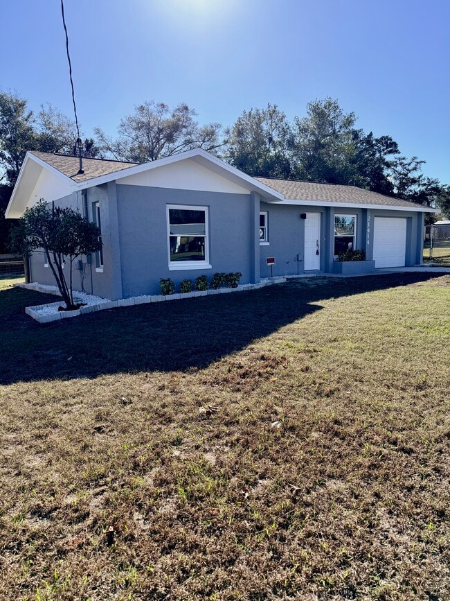 21414 SW Honeysuckle St in Dunnellon, FL - Building Photo - Building Photo