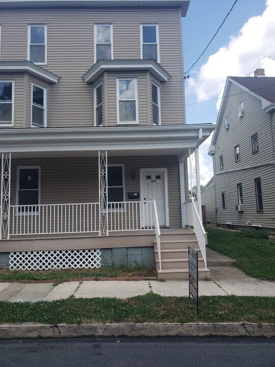 327-329 W King St in Chambersburg, PA - Building Photo