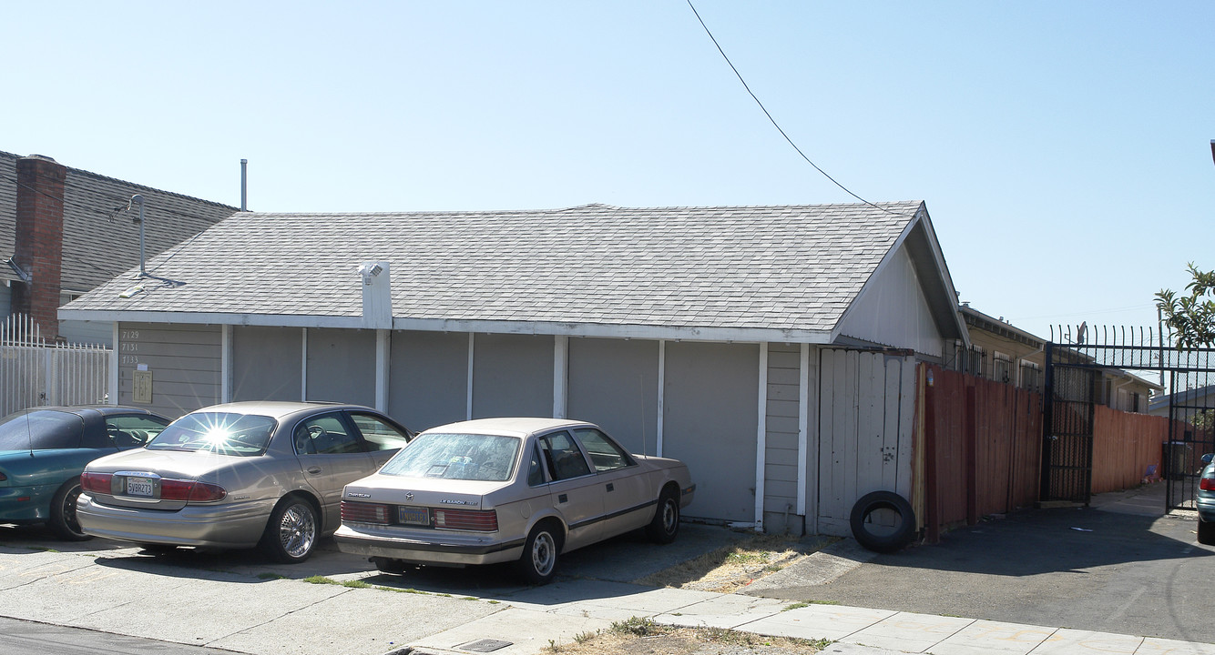 7129 Holly St in Oakland, CA - Building Photo