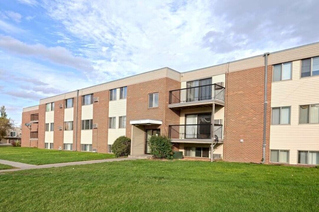 1615 20th St S in Moorhead, MN - Building Photo