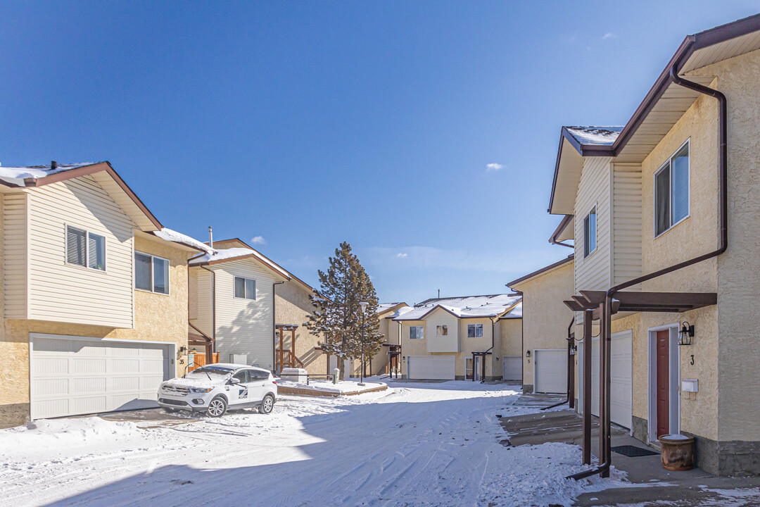 Charleton Place Condominiums in Edmonton, AB - Building Photo