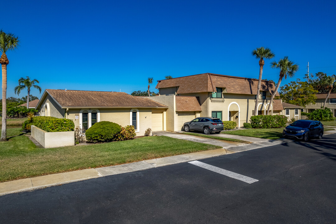 Cinnamon Lake in St. Petersburg, FL - Building Photo