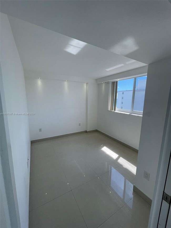 1 Ocean Dr, Unit 1011 in Miami Beach, FL - Building Photo - Building Photo