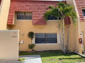 64 Canterbury Ln in Tamarac, FL - Building Photo