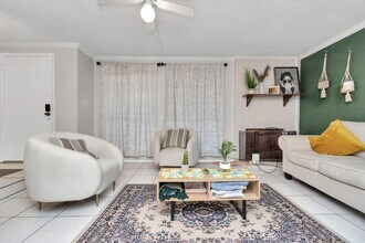 5837 W Sunforest Dr in Houston, TX - Building Photo - Building Photo