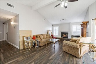 1050 E Fallbrook Ave in Fresno, CA - Building Photo - Building Photo