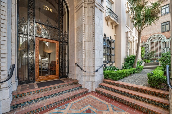 1201 California St, Unit 1105 in San Francisco, CA - Foto de edificio - Building Photo