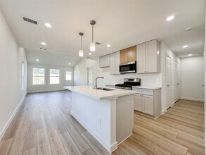 824 Waxahachie St in Conroe, TX - Building Photo - Building Photo