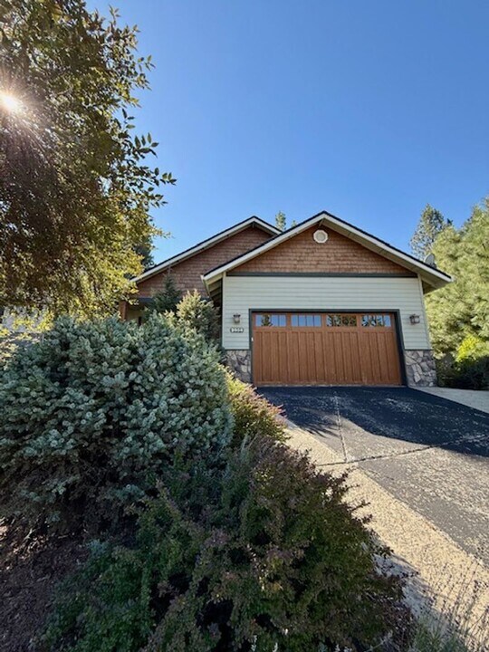 2058 NW Pinot Ct in Bend, OR - Building Photo