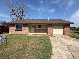330 Overton Dr in Norman, OK - Building Photo