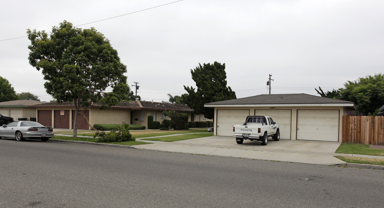 1728 W Francis Dr in Anaheim, CA - Foto de edificio