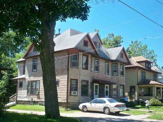 1017 W 3rd St in Waterloo, IA - Foto de edificio