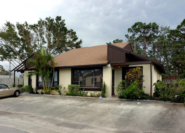 Mil Lake Estates in Lake Worth, FL - Foto de edificio - Building Photo