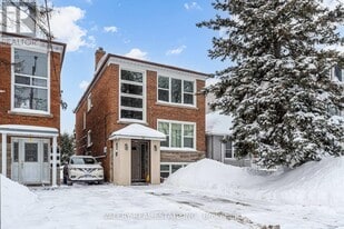32 Little Blvd in Toronto, ON - Building Photo