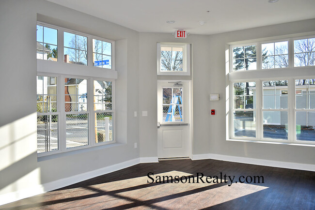 185 Washington Rd in Barrington, RI - Building Photo - Building Photo