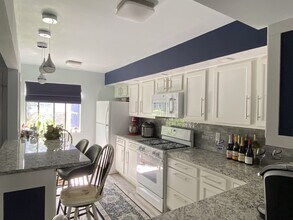 4 Staunton Ct, Unit C in Farmington, CT - Foto de edificio - Building Photo