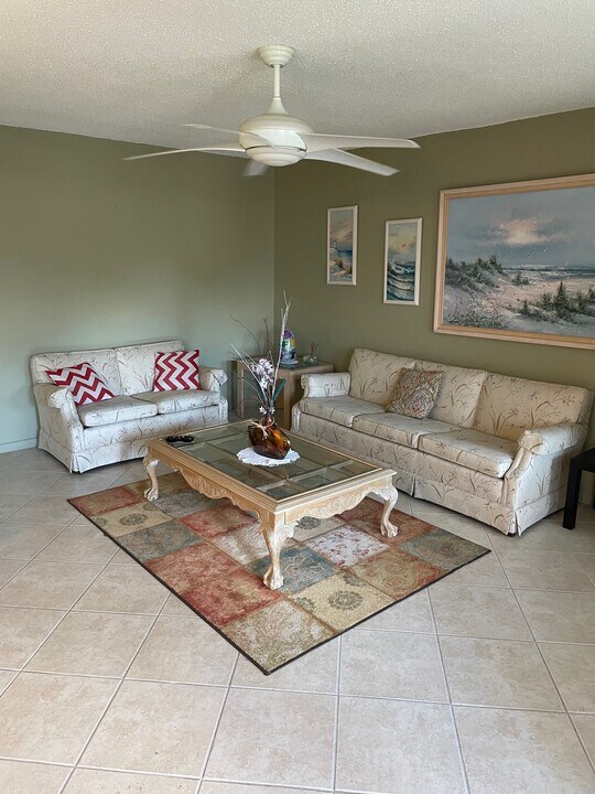 63 Sheffield C, Unit C in West Palm Beach, FL - Building Photo