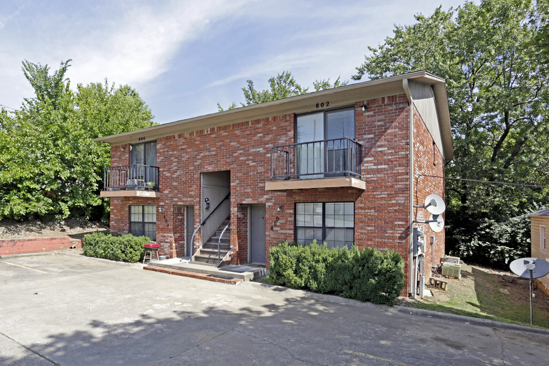 800-806 W Berry St in Fayetteville, AR - Building Photo