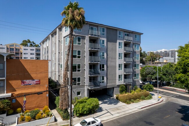 1751 N Las Palmas Ave in Los Angeles, CA - Foto de edificio - Building Photo