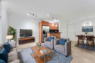 150 SW 10th St in Miami, FL - Building Photo