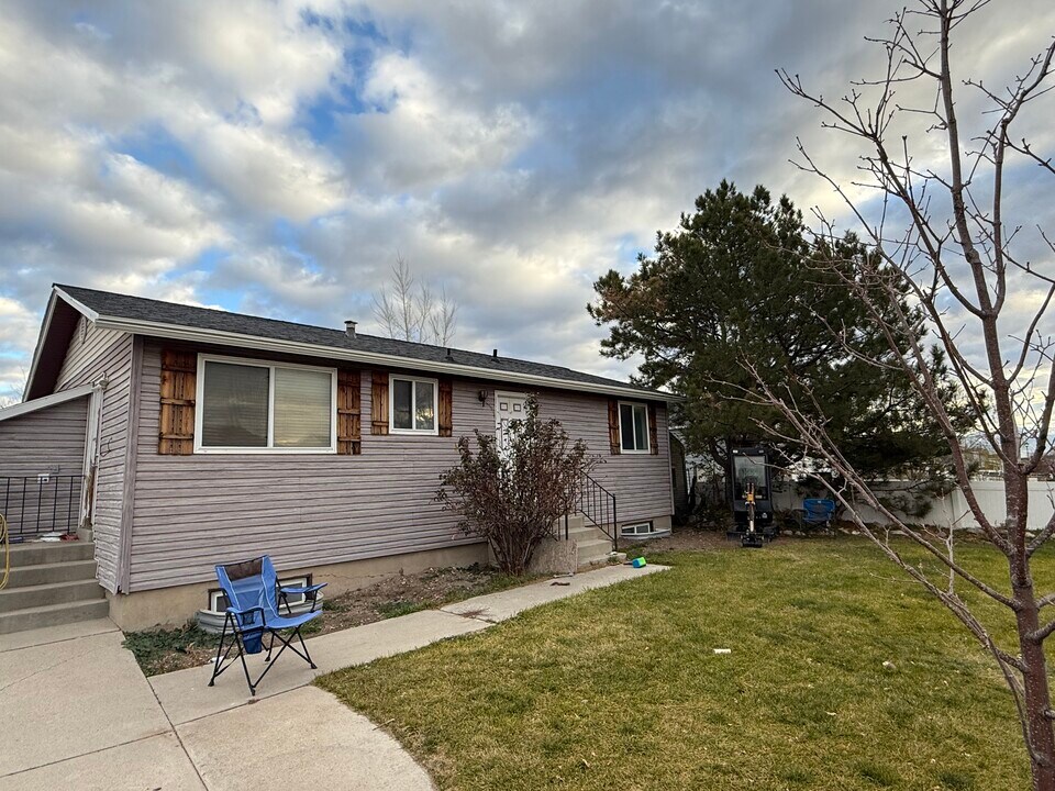 7882 W Bridgton Dr in Magna, UT - Building Photo