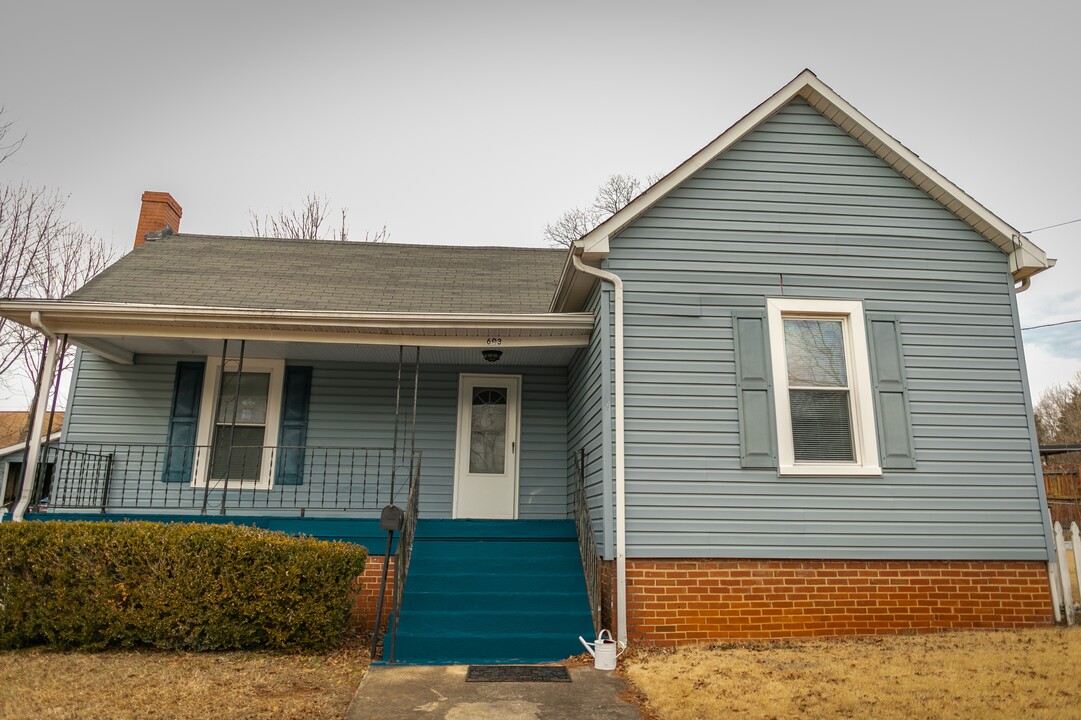 603 E Meeting St in Morganton, NC - Building Photo