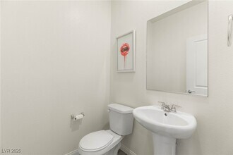 4718 Arctic Clfs Ave in Las Vegas, NV - Foto de edificio - Building Photo