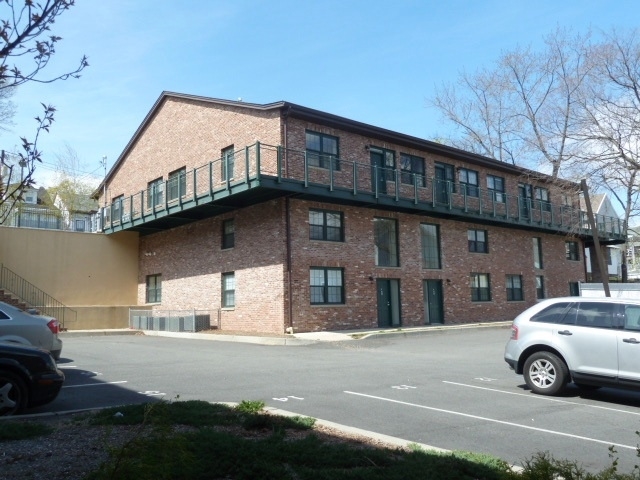 The Hamilton Heights Condominiums in Paterson, NJ - Building Photo