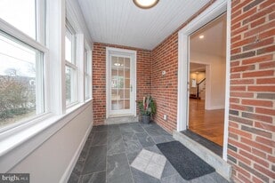 28 Orchard Ln in Berwyn, PA - Building Photo