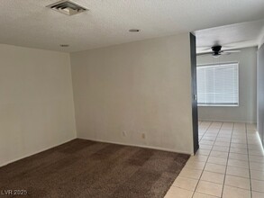 4868 Treetrunk Ave in Las Vegas, NV - Foto de edificio - Building Photo