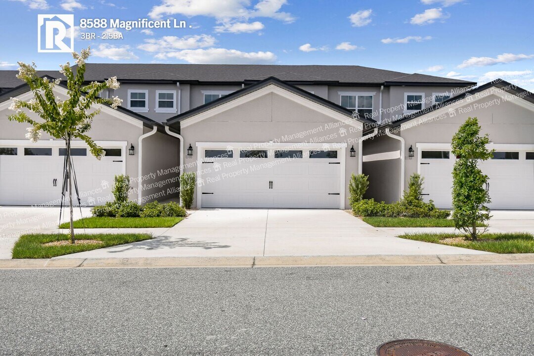 8588 Magnificent Ln in Groveland, FL - Foto de edificio