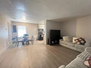 1108 N Elm St in Denton, TX - Building Photo - Building Photo