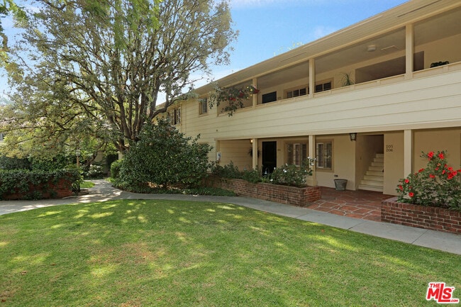 11901 Sunset Blvd in Los Angeles, CA - Building Photo - Building Photo