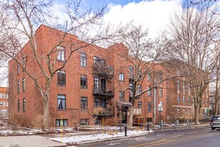 Coop Côté Cours in Montréal, QC - Building Photo