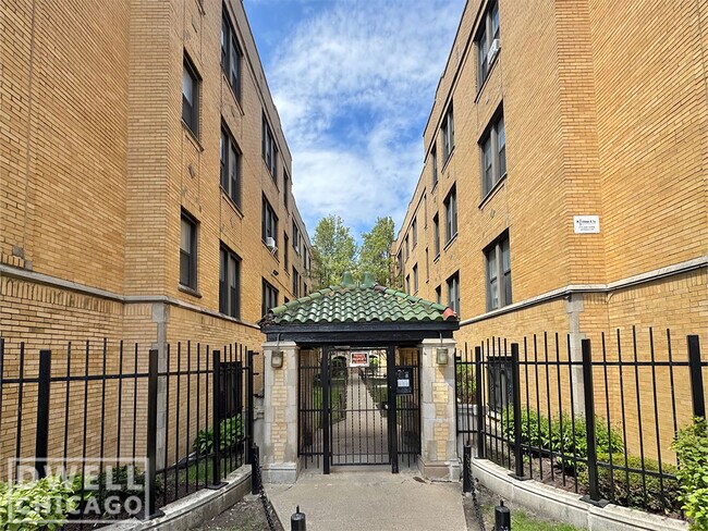 1500 N Kedzie Ave, Unit 1F in Chicago, IL - Building Photo - Building Photo