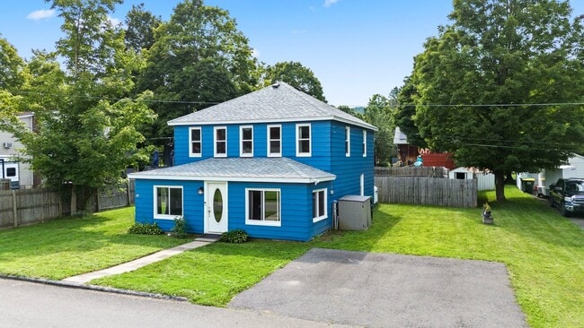 44 McGregor Ave in Maine, NY - Foto de edificio - Building Photo