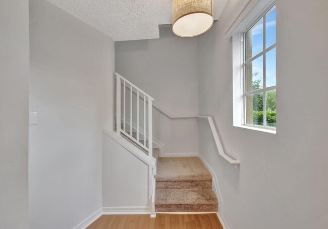 2911 NE 185th St in Aventura, FL - Foto de edificio - Building Photo