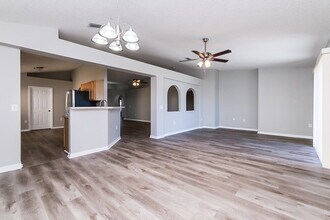 12937 Lake Vista Dr in Gibsonton, FL - Building Photo - Building Photo