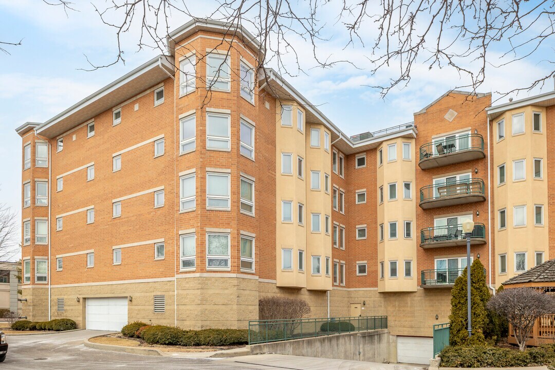 Towne Centre Condominiums in Bensenville, IL - Building Photo