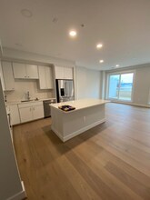 635 Slaters Ln in Alexandria, VA - Foto de edificio - Building Photo