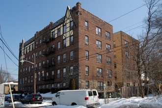 Manchester Arms in Leonia, NJ - Foto de edificio - Building Photo