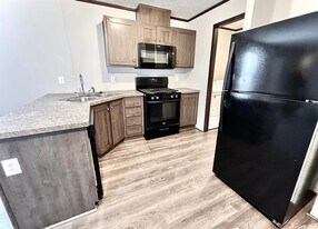 17020 Sleepy Hollow Blvd in Holly, MI - Building Photo