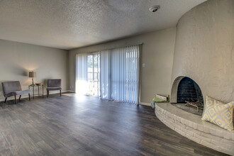 Oak Terrace in San Antonio, TX - Building Photo - Building Photo