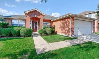 521 Small Cedar Dr, Unit Room 2 in League City, TX - Building Photo