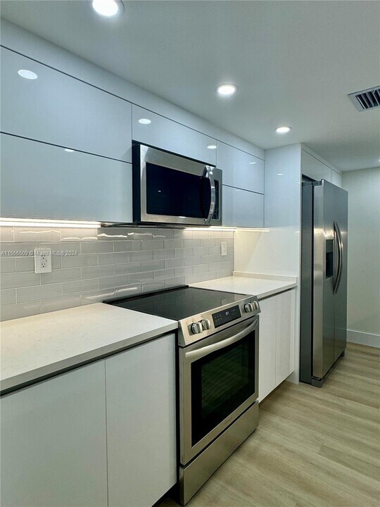 2457 Collins Ave, Unit 203 in Miami Beach, FL - Building Photo