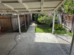 5825 Kester Ave in Van Nuys, CA - Foto de edificio - Building Photo