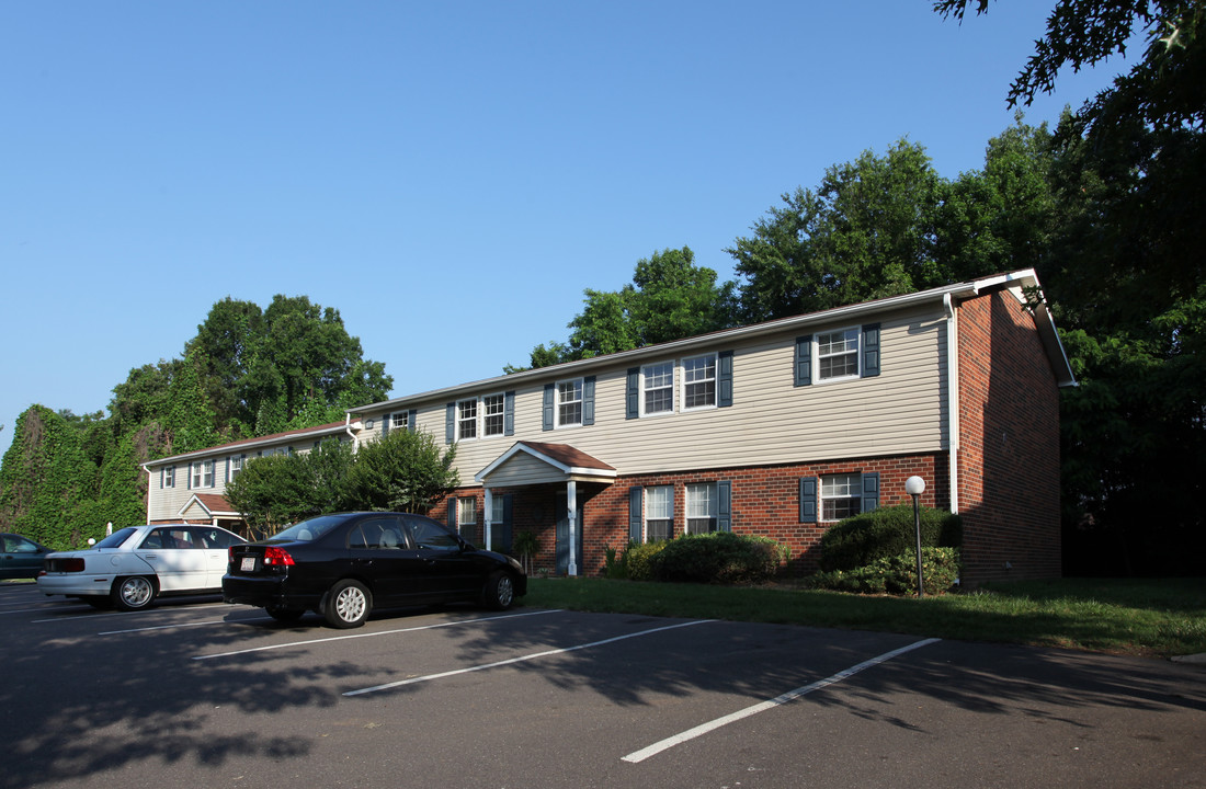 Brookway West Apartments in Lewisville, NC - Foto de edificio