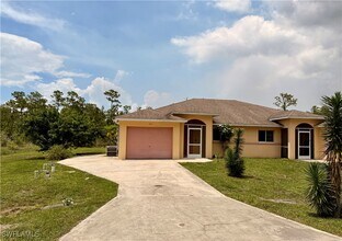 1221 East 12th Street in Lehigh Acres, FL - Foto de edificio - Building Photo
